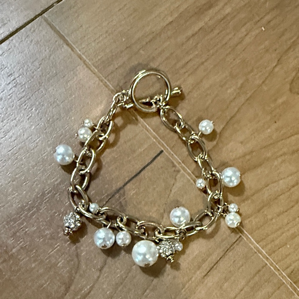 Elegant Gold and Pearl Bracelet